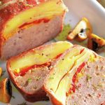 Placinta cu carne, invelita in sunca, cu veloute de ciuperci