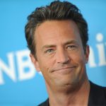 Matthew Perry, cunoscut pentru rolul sau emblematic din serialul „Friends”, a murit la 54 de ani
