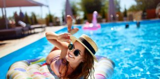 Cum sa iti protejezi pielea vara de clorul din piscine?