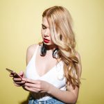 Te-ai săturat să fii singur? Așa poți cunoaște femei singure online